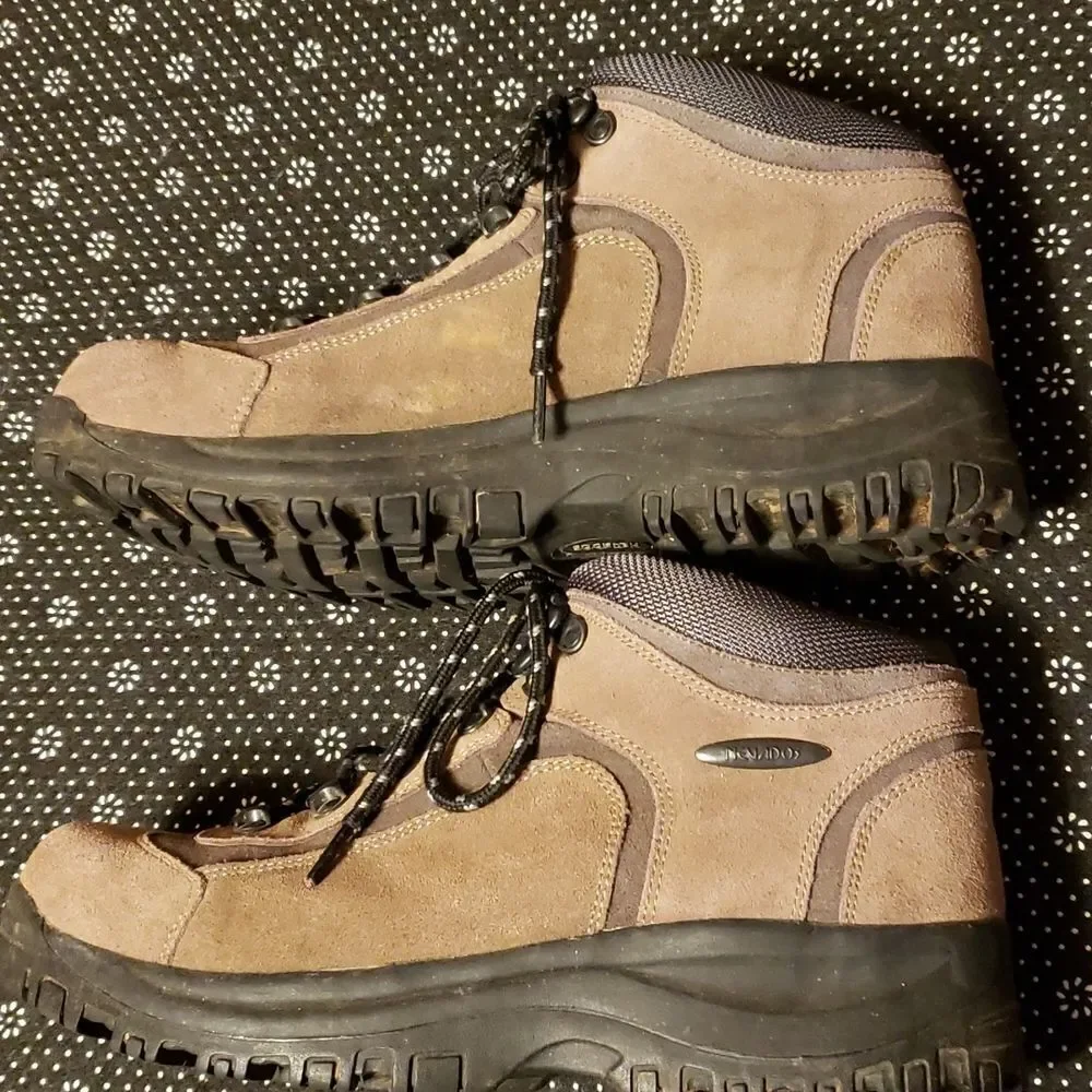 *Nevados hiking boots, Size 10 (44), tan
